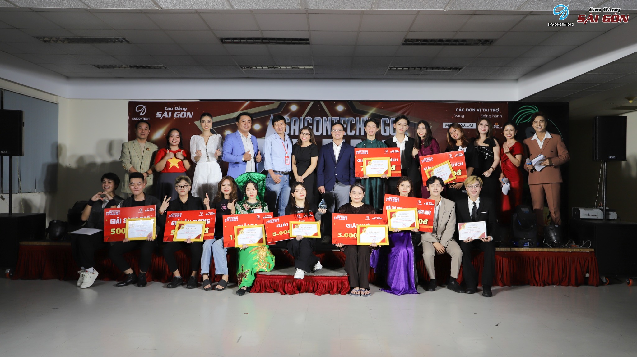 Sinh viên bài phổm
n nhận học bổng từ cuộc thi SaigonTech’s Got Talent do bài phổm
n và doanh nghiệp cùng tổ chức